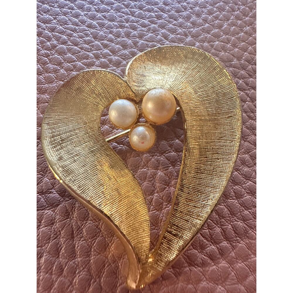 Vintage Unbranded Brushed Gold-Tone Heart Pendant with Three Faux Pearl Brooch
